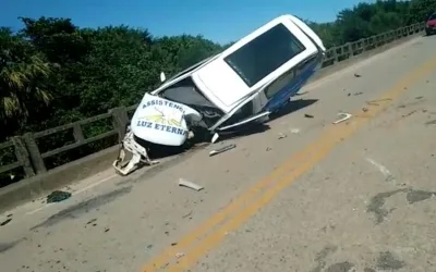 Motorista fica ferido após carro de funerária capotar no Sul do Espírito Santo