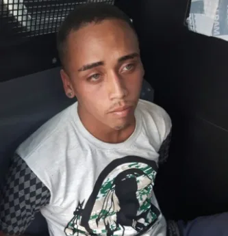 Polícia prende jovem com cocaína e rádio comunicador em Cariacica