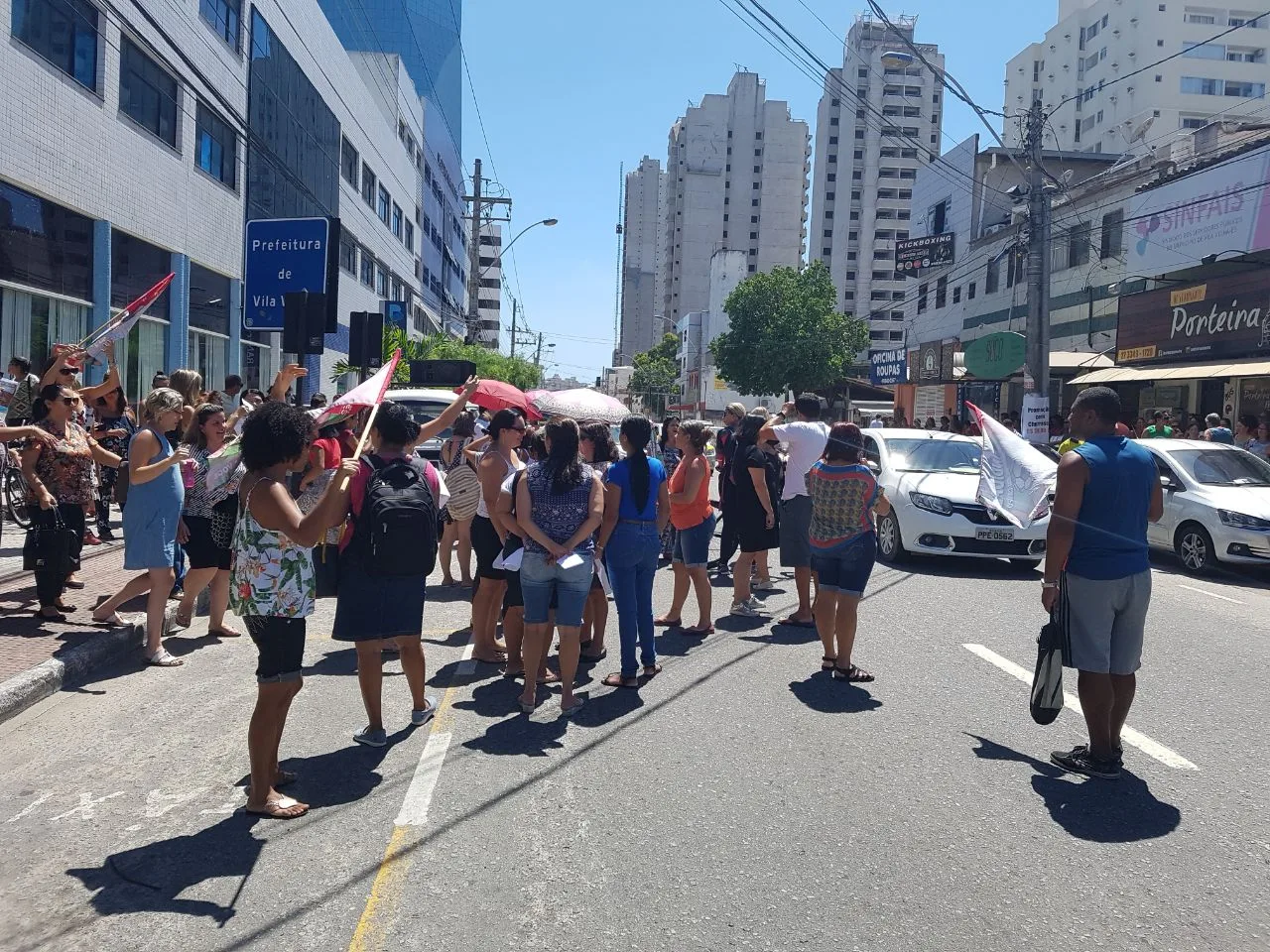 Professores fazem manifestação em frente à Prefeitura de Vila Velha