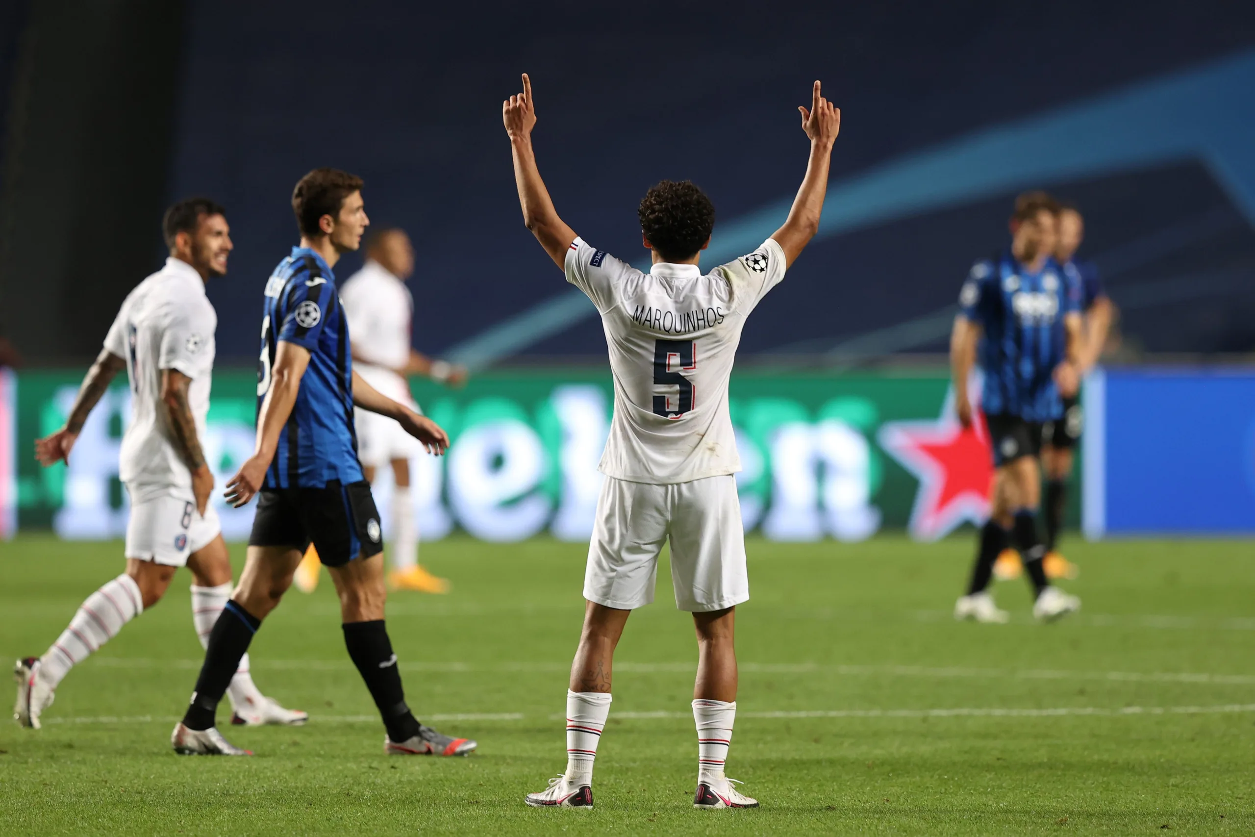 Com gols nos últimos minutos, PSG vira pra cima da Atalanta e avança para a semifinal