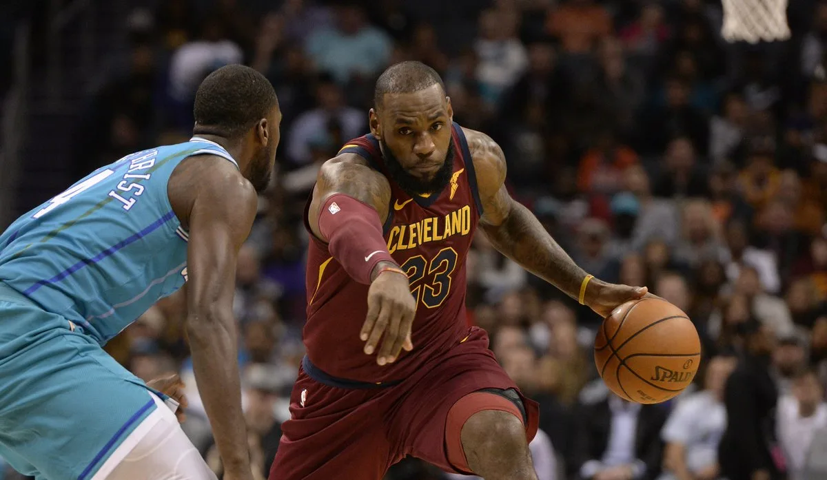 Liderado por LeBron, Cavaliers bate Hornets fora de casa e ganha a 3ª seguida