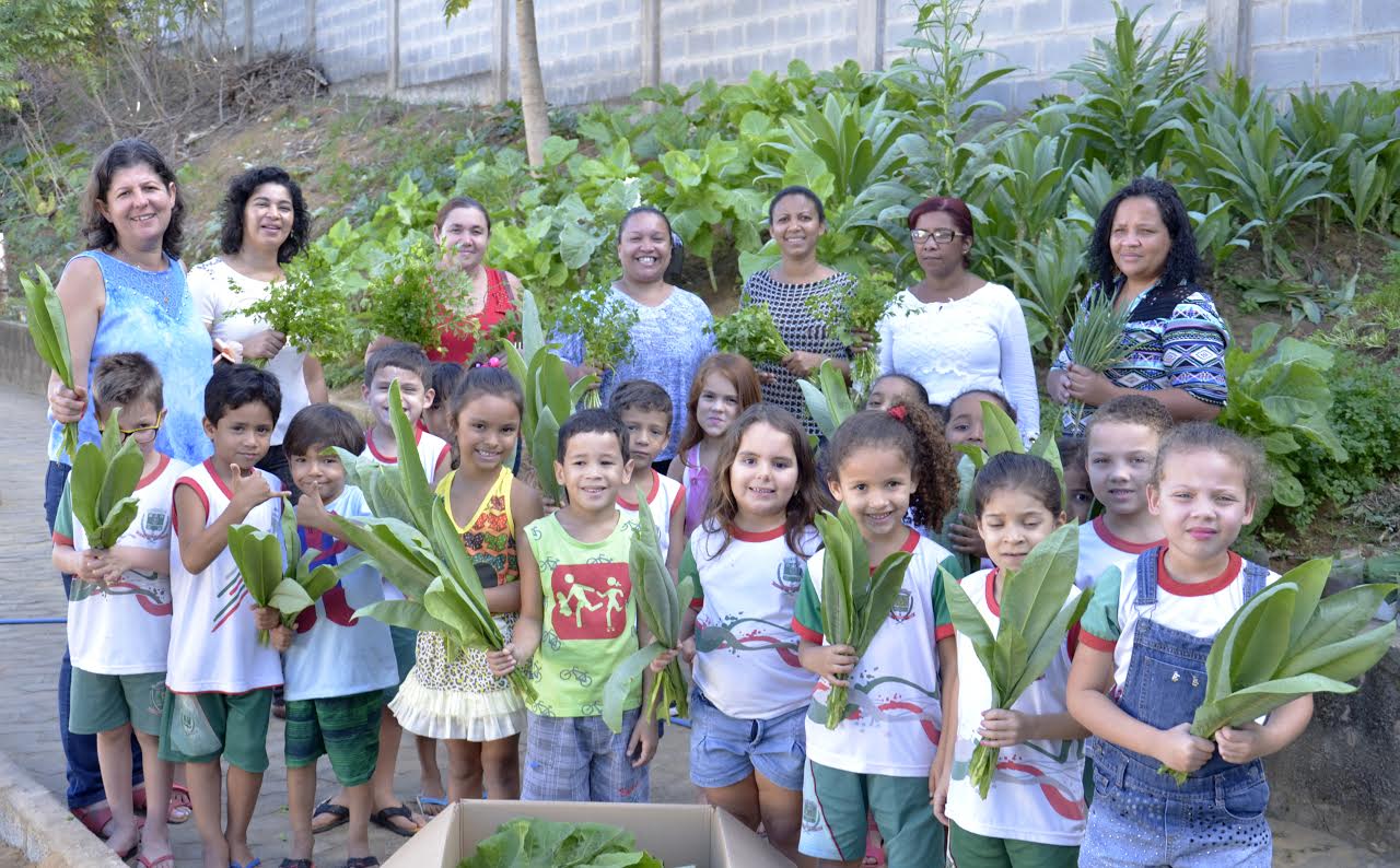 Alunos cultivam alimentos e fazem doação para famílias carentes em Viana