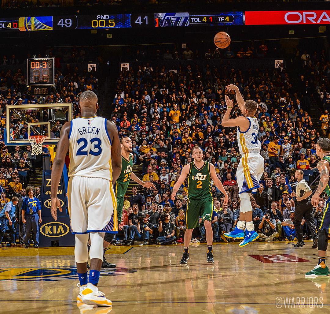 Com cesta do meio da quadra de Curry, Warriors vence mais uma em casa