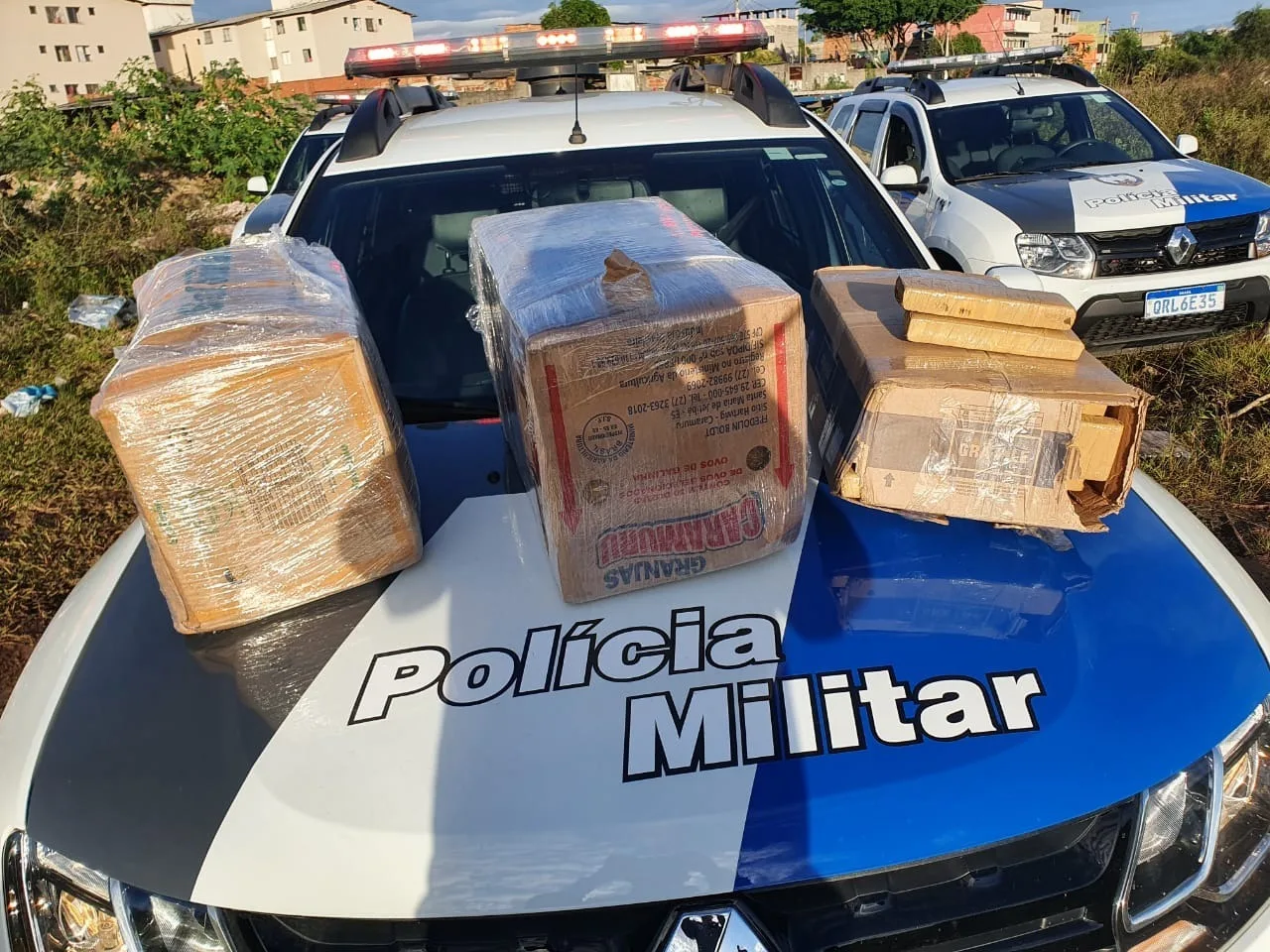 Quase 200 tabletes de maconha são encontrados dentro de veículo em Vila Velha