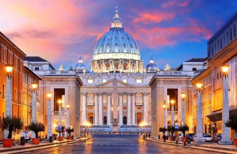 Vaticano: Tribunal condena ex-diplomata por distribuir pornografia infantil