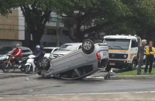 Carro capota após se envolver em batida com táxi na Praia do Canto