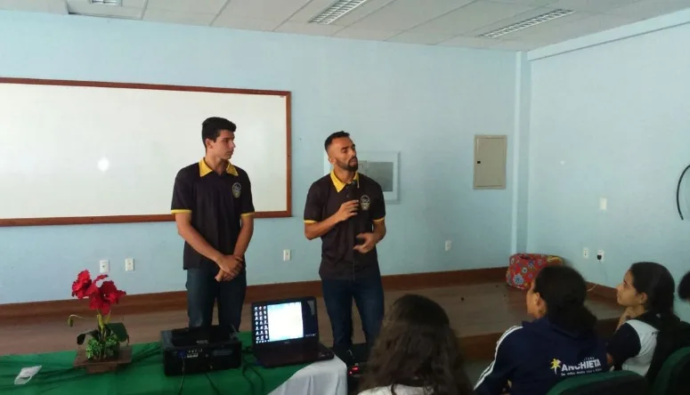 Alunos recebem visita de bicampeão mundial de beach soccer