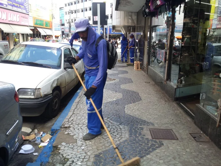 Sem reajuste, trabalhadores da limpeza de Cariacica entram em greve