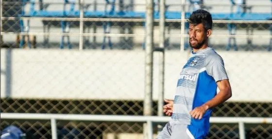 Léo Moura fica fora e Bolaños reforça reservas do Grêmio contra o Palmeiras