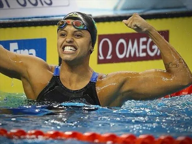 Atual campeã, Brasileira vai em 1º à final dos 50m costas no Mundial de Piscina Curta