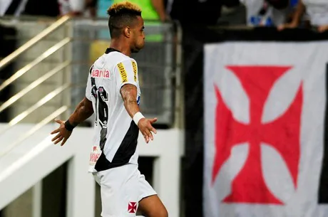 O jogador Rafael Silva do Vasco comemora goldurante a partida entre Vasco e Botafogo válida pela final do Campeonato Carioca 2015 no Estádio Maracanã no Rio de Janeiro (RJ), neste domingo (26).