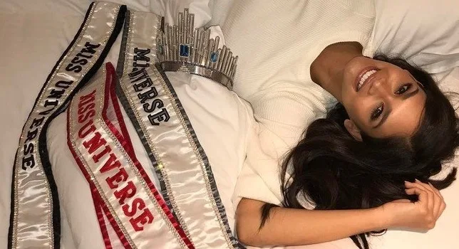 Pia Wurtzbach, a Miss Universo 2016, brinca que dorme com faixas e coroa