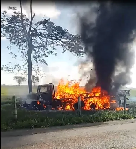 Motorista pula de caminhão em movimento ao perceber incêndio