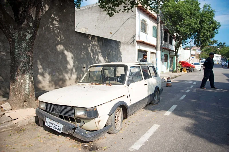 Retirada de carro abandonado em rua de Vitória