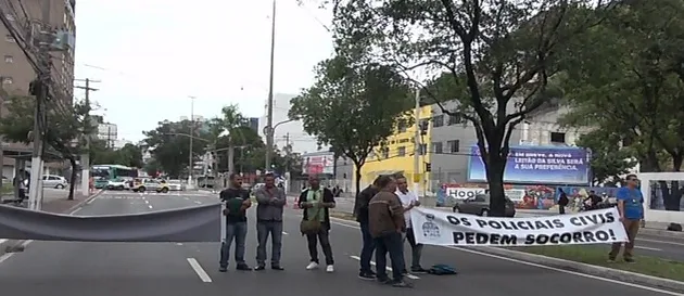 Manifestação deixa trânsito lento na avenida Leitão da Silva em Vitória