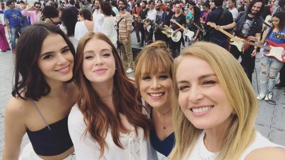 Bruna Marquezine e Marina Ruy Barbosa gravam juntinhas vinheta de fim de ano