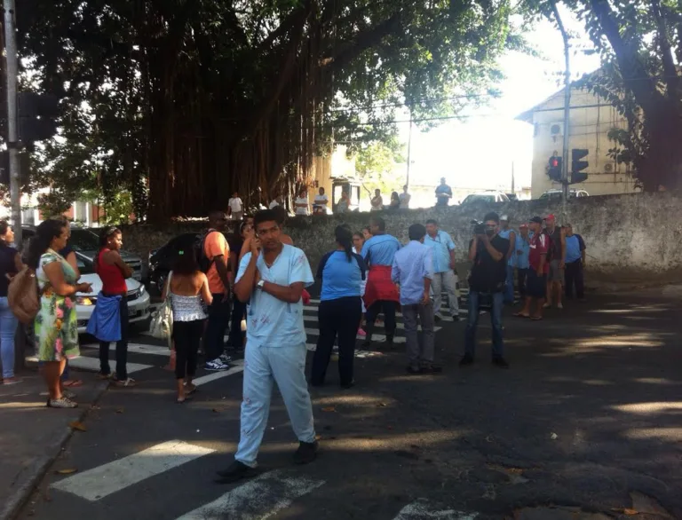 Funcionários do Hospital das Clínicas interditam avenida em Vitória