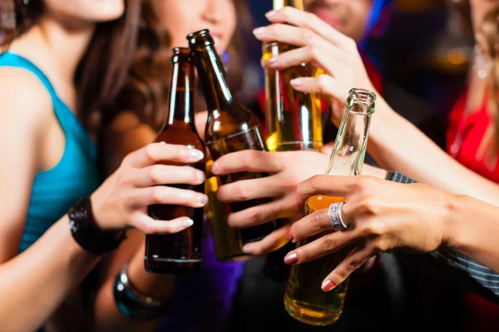 25% dos adolescentes consomem álcool de forma regular; meninas bebem com mais frequência