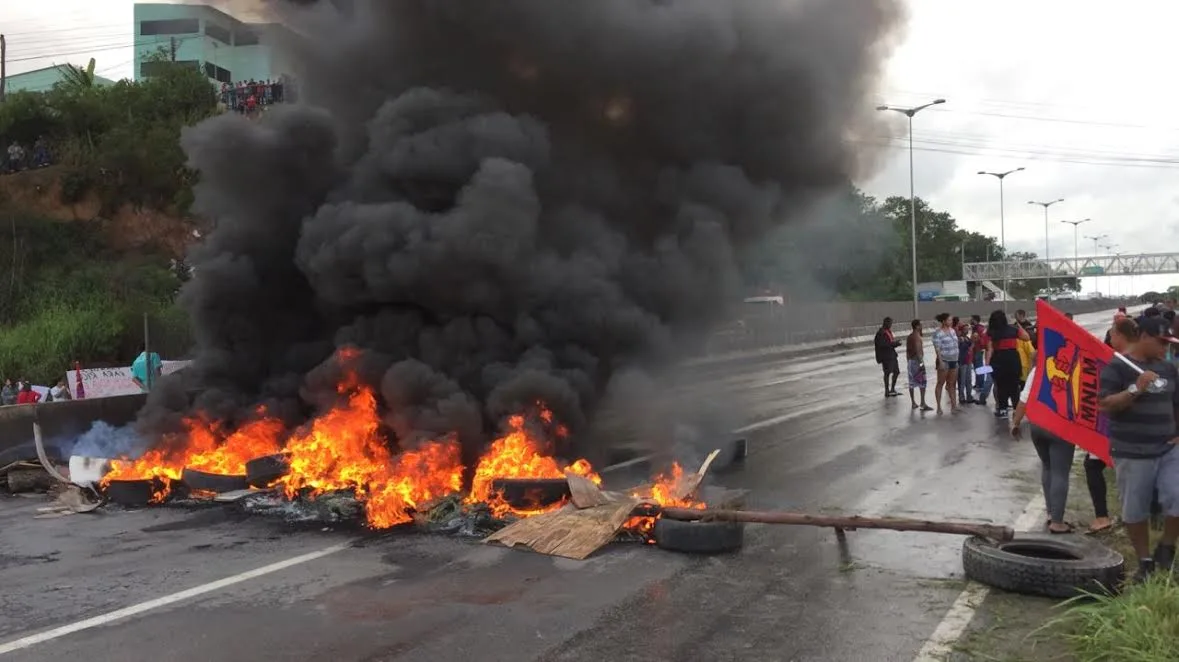 Manifestantes colocam fogo em pneus e interditam BR 101 na Serra