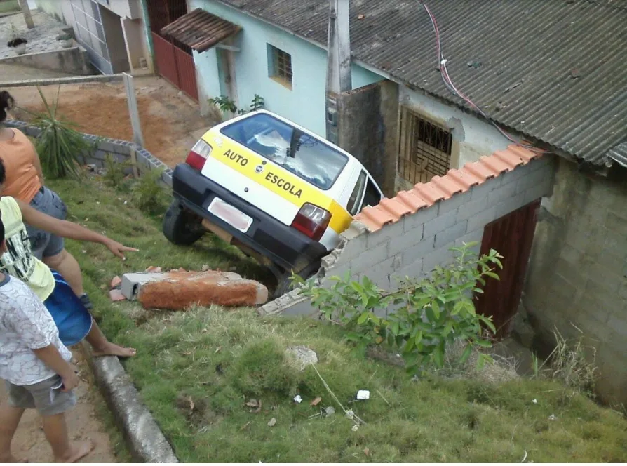 Aluno tenta tirar CNH, mas é reprovado após deixar carro cair em barranco no Estado