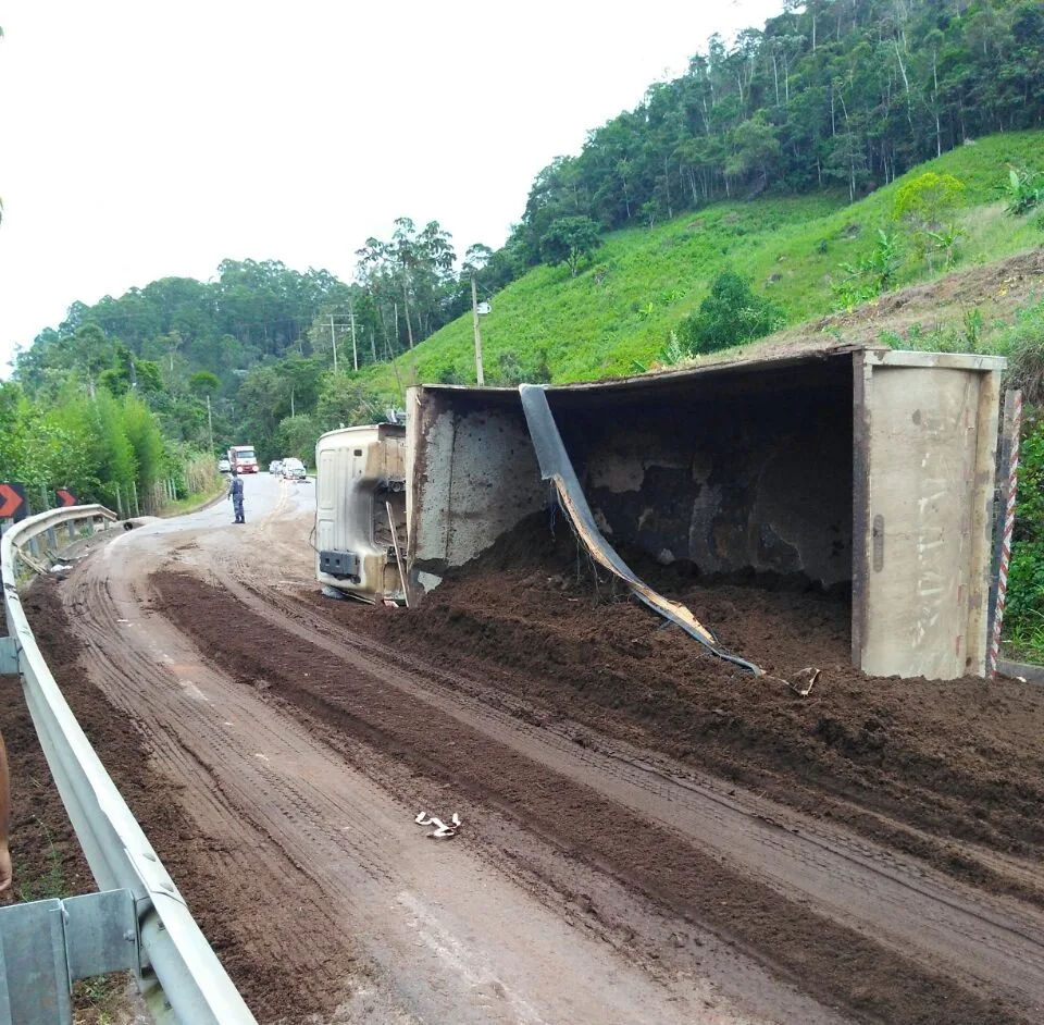 Motorista morre após caminhão carregado com esterco tombar na rodovia ES-261