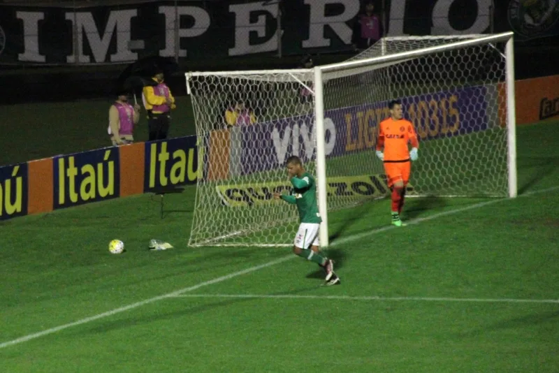 Em noite de Bruno Rangel, Chapecoense vence o Coritiba por 4 a 3 fora de casa