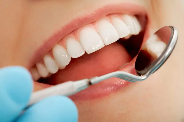 Você sabe a diferença entre implante e prótese dentária? Especialista tira as dúvidas!