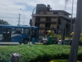 Acidente entre caminhão e ônibus deixa trânsito lento e feridos na Serra