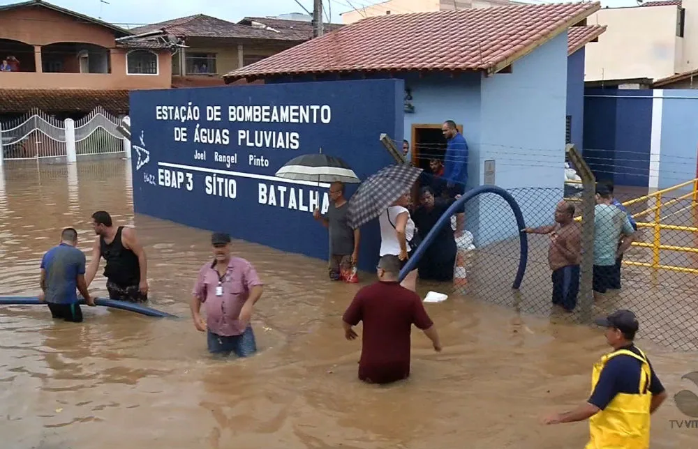 Estação de bombeamento de Vila Velha fica inundada com a chuva e passa o dia sem funcionar