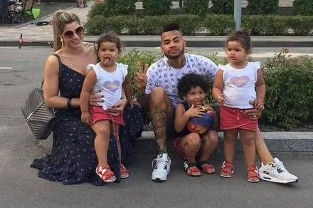 Dentinho posta foto com Dani Souza e os filhos: "Estou completo"