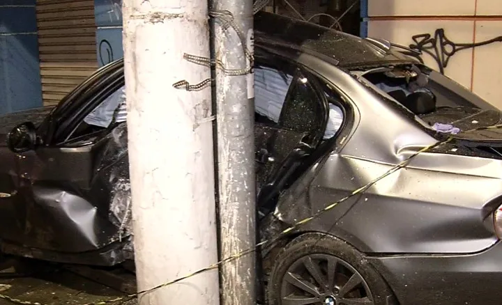 Carro fica prensado entre poste e loja após acidente no Centro de Vitória