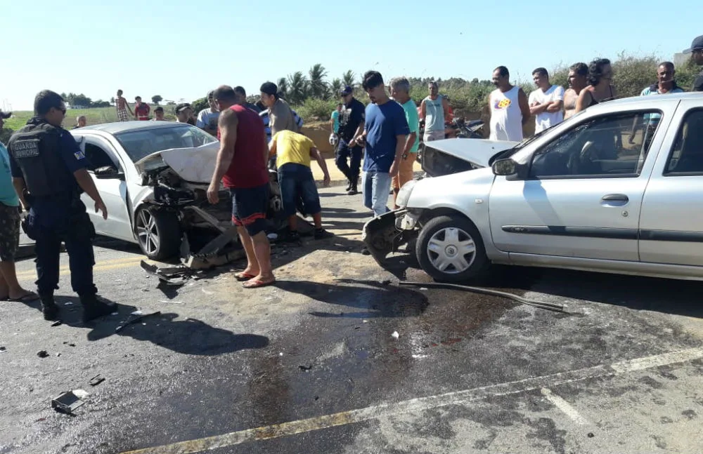 Batida entre carros deixa dois mortos e dois feridos em Marataízes