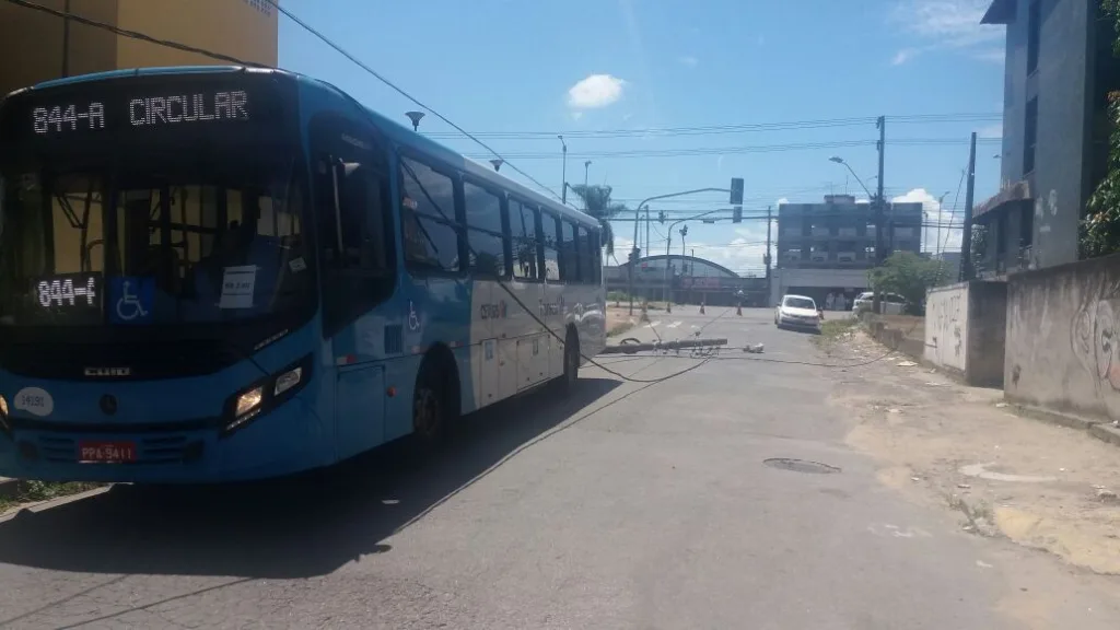 Ônibus derruba poste após desviar de veículo na contramão na Serra Ônibus derruba poste após desviar de veículo na contramão na Serra