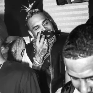 Mulher é internada às pressas após sofrer suposta overdose em festa de Chris Brown