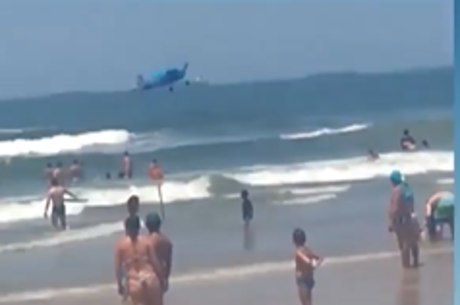 Avião monomotor cai no mar em Guarujá; piloto sobrevive