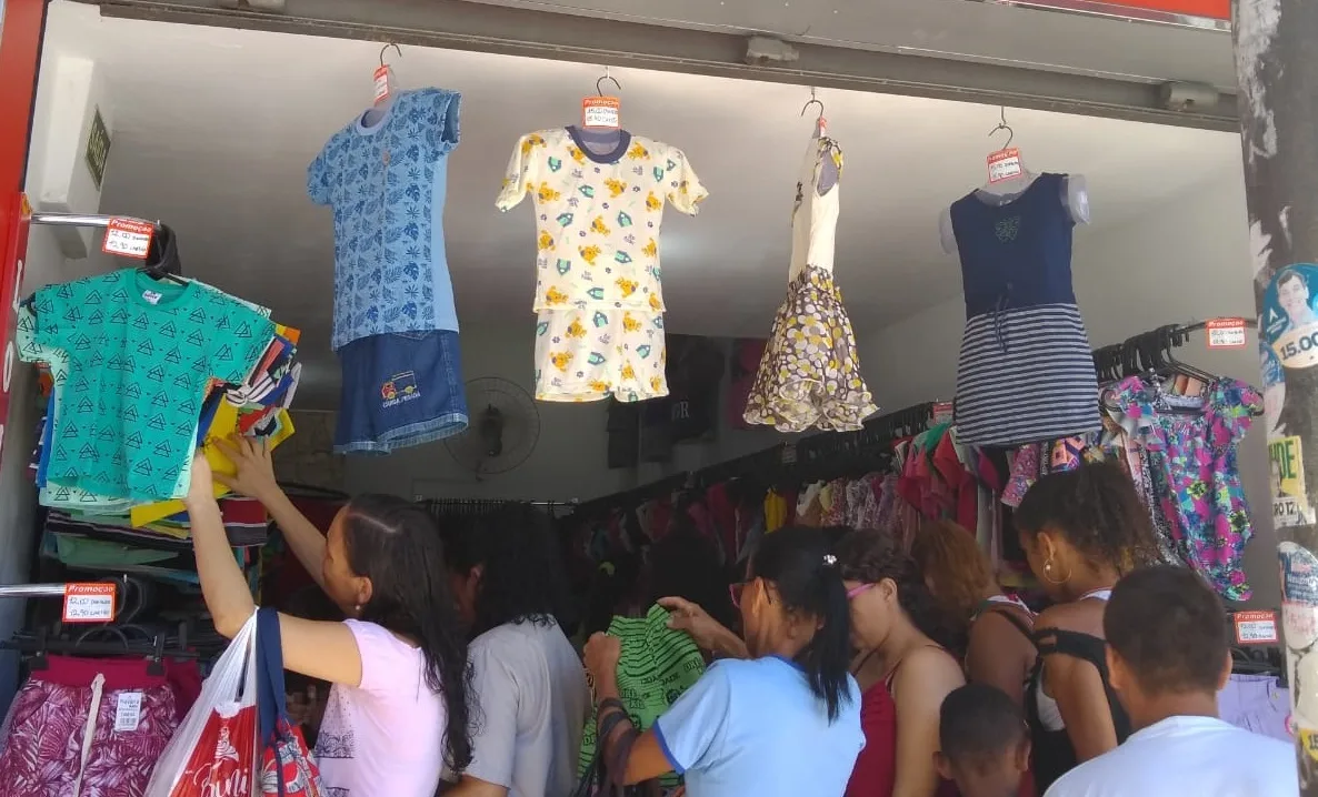 Dia das Mães: comprar roupas como presentes exigem cuidados e atenção