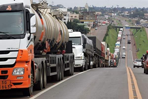 Caminhoneiros criticam alta do diesel e ameaçam parar