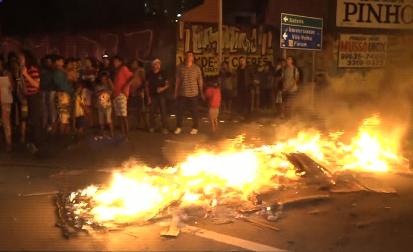 Manifestantes interditam avenida em protesto contra atropelamento de idosa em Vila Velha