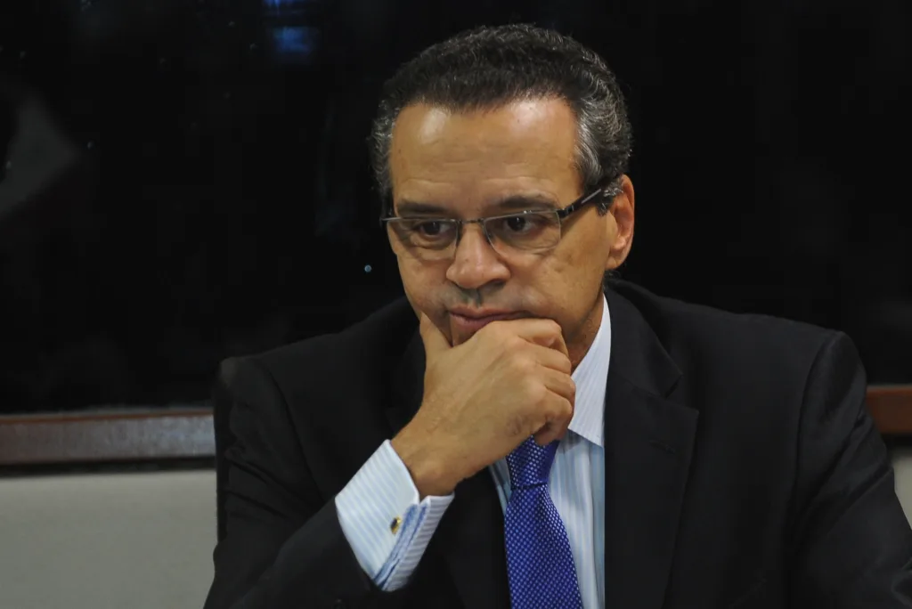 Justiça põe Henrique Alves no banco dos réus por contas no Uruguai e nos Emirados Justiça põe Henrique Alves no banco dos réus por contas no Uruguai e nos Emirados