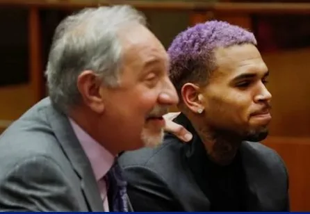 Justiça libera Chris Brown de condenação