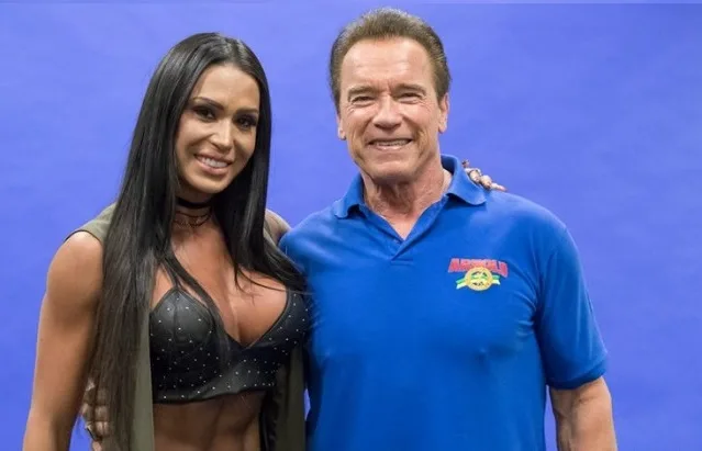 Gracyanne Barbosa tieta Arnold Schwarzenegger em São Paulo