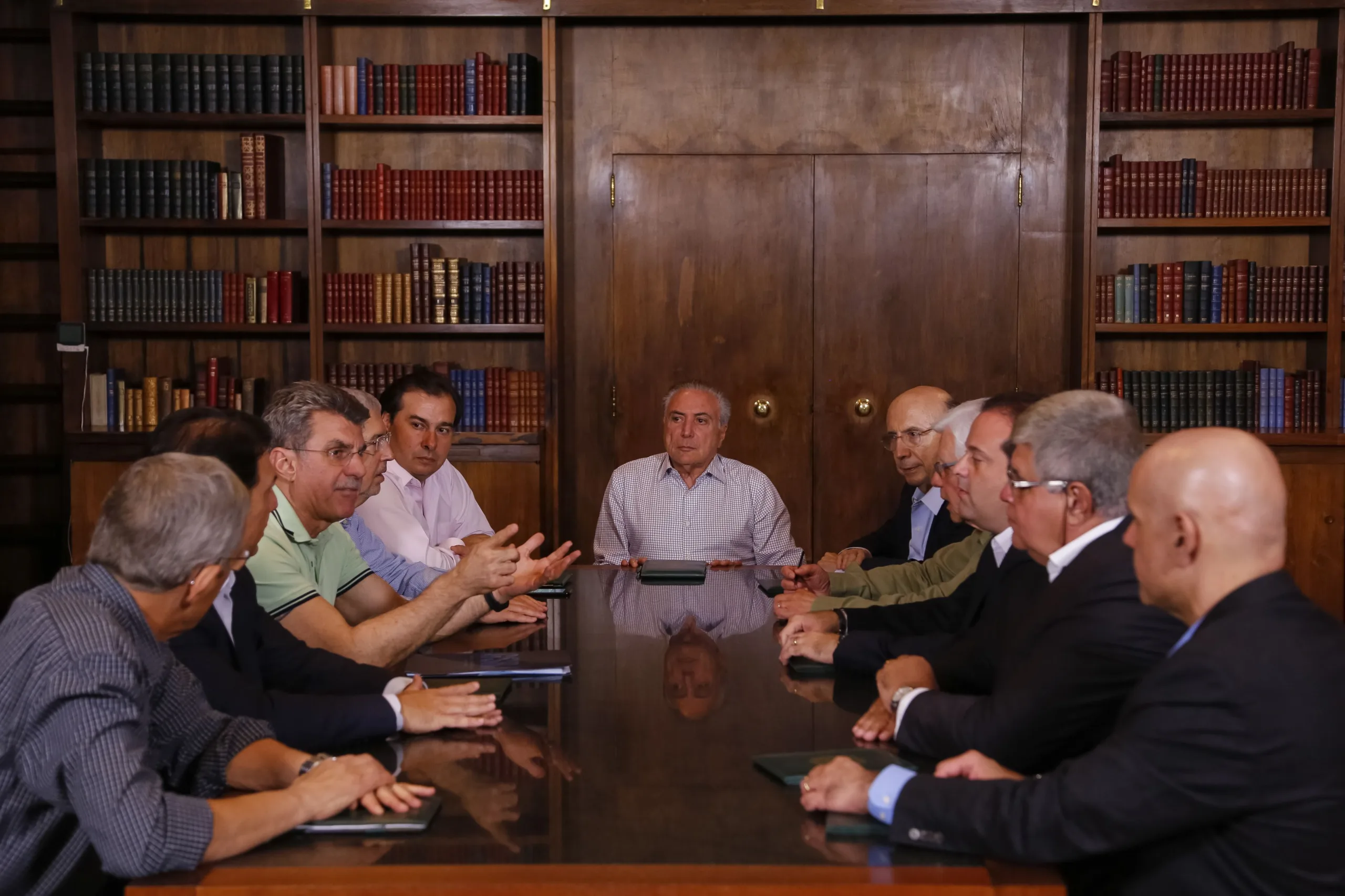 Brasília – O presidente Michel Temer recebe no Palácio da Alvorada, ministros e líderes dos partidos da bancada governista no Congresso Nacional para reunião sobre reforma da Previdência (Marcos Corrêa/PR)