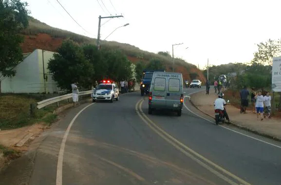 Carro invade calçada de rodovia e mata dona
 de casa em Castelo