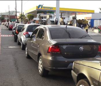 Dia da Liberdade de Impostos: motoristas fazem fila para abastecer mais barato em posto de Vitória