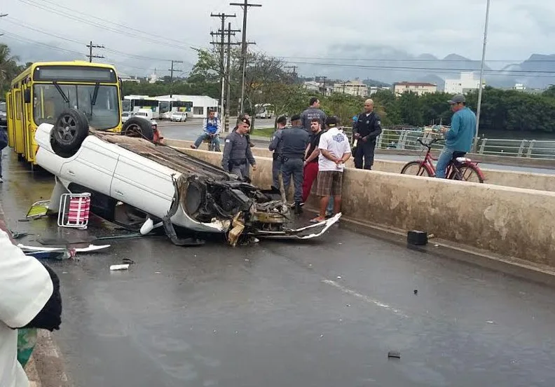 Carro fica destruído após capotar em ponte de Guarapari