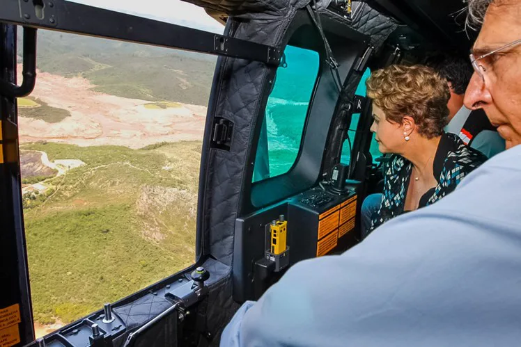 Dilma sobrevoa áreas atingidas pelo rompimento das barragens em MG e segue para Colatina