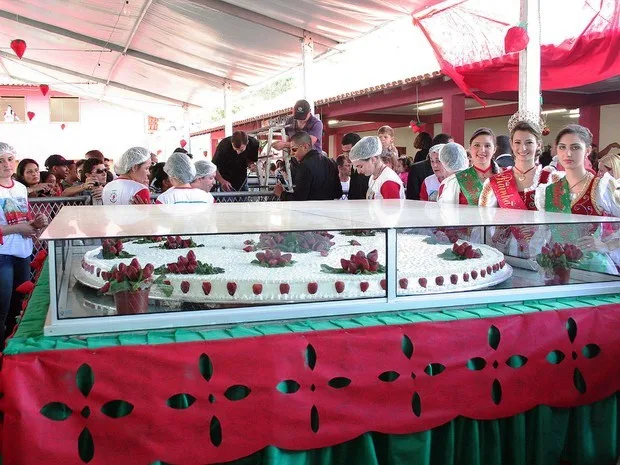 Torta gigante é principal atração da Festa do Morango em Pedra Azul no fim de semana