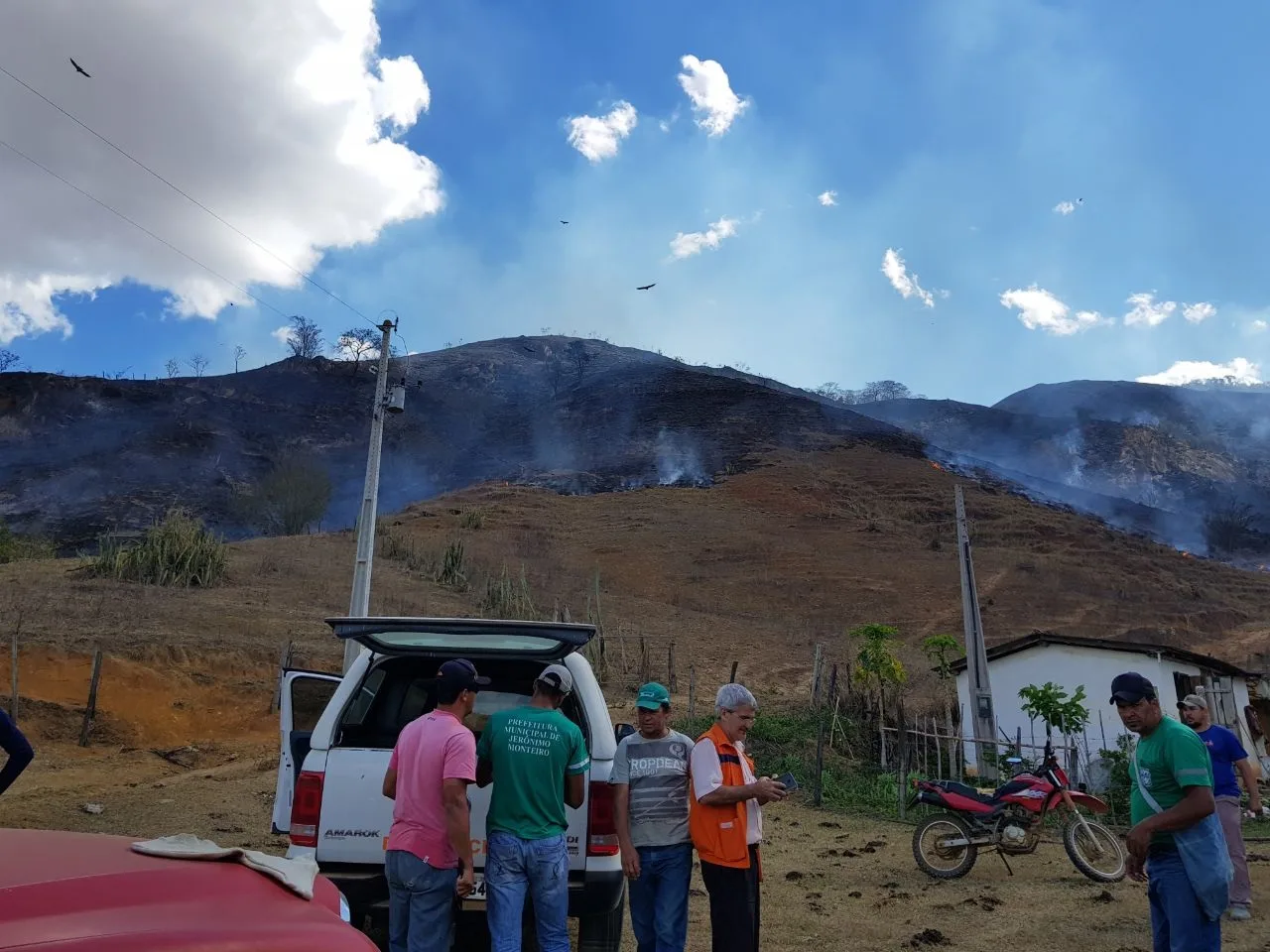 Incêndio em vegetação em Jerônimo Monteiro mobiliza Corpo de Bombeiros e Defesa Civil