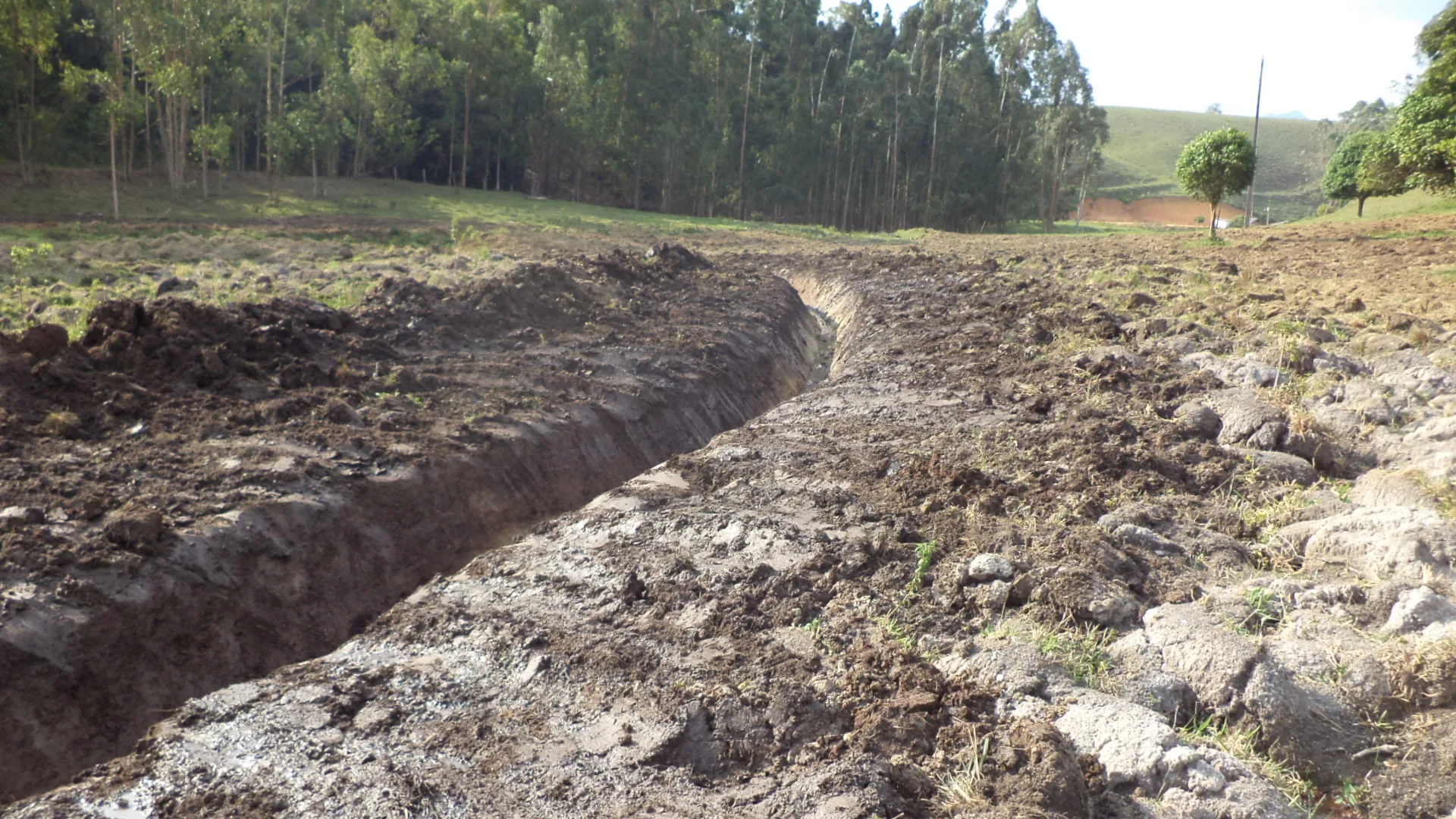 Drenagem ilegal de nascente é descoberta pela Polícia Ambiental em Guaçuí