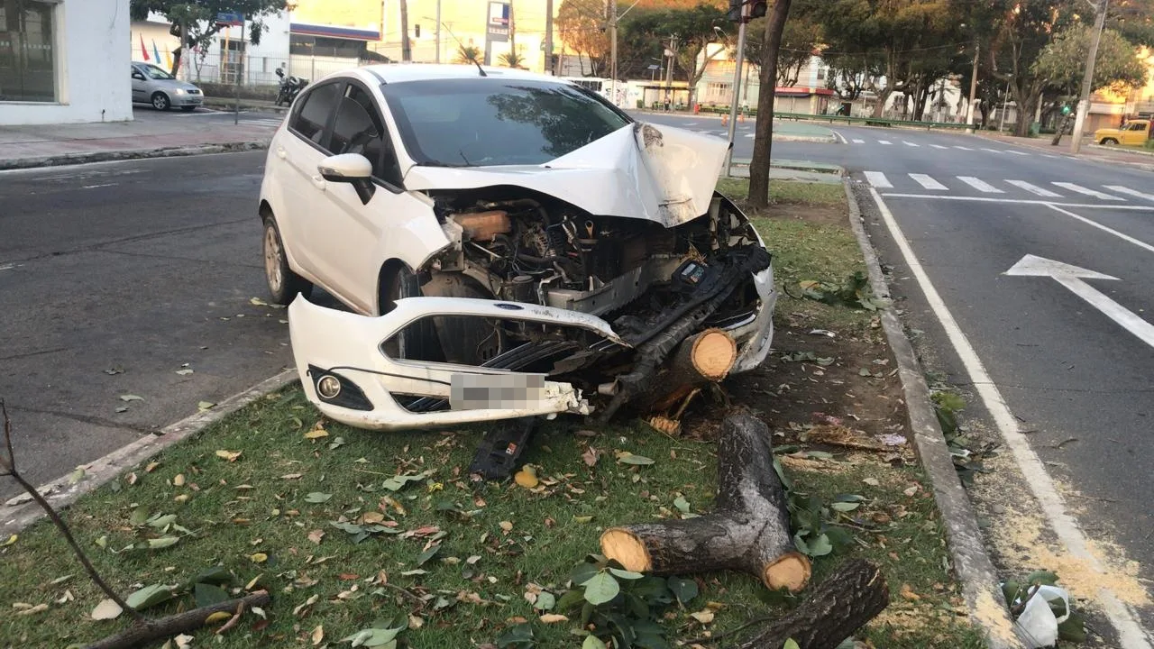 Motorista perde controle da direção do carro e bate em árvore na Avenida Vitória